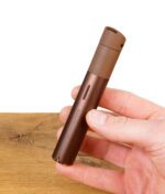 Puffco Pivot Mocha wird in der Hand gehalten und zeigt kompaktes Design