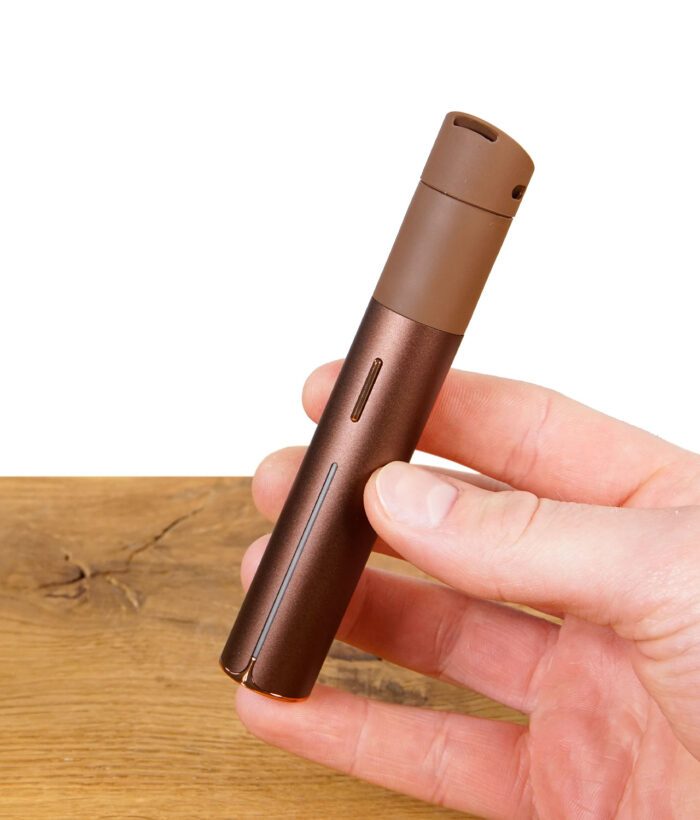 Puffco Pivot Mocha wird in der Hand gehalten und zeigt kompaktes Design