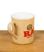 Rückseite der RAW Tasse beige mit sichtbarem Henkel und RAW Logo