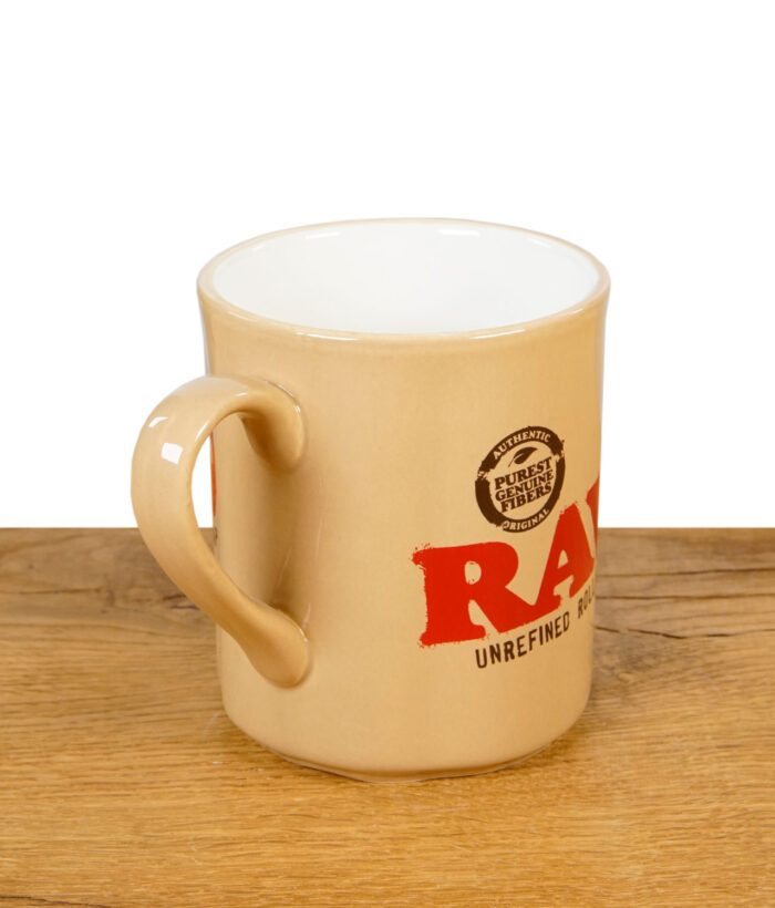 Rückseite der RAW Tasse beige mit sichtbarem Henkel und RAW Logo