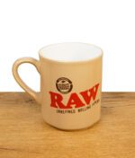 RAW Classic Kaffeetasse in beige auf Holztisch stehend mit unraffiniertem Design