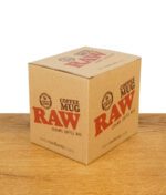Verpackung der RAW Ceramic Coffee Mug in beige mit klassischem RAW Branding