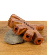 RAW Level Five Joint Holder aus Holz mit fünf Öffnungen auf Stein liegend