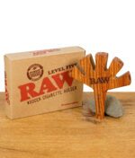 RAW Level Five Zigarettenhalter aus Holz mit Verpackung auf Holztisch