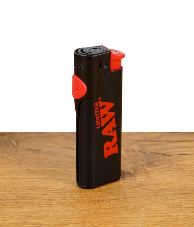 RAW Phoenix Feuerzeug mit geschlossenem Poker-Tool in Schwarz-Rot aufgestellt