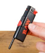 RAW Phoenix Feuerzeug mit ausziehbarem Poker-Tool in der Hand gehalten