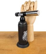 Schwarzer Black Leaf Butangasbrenner mit Holzmodellhand als Größenvergleich