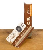 Geöffnete Packung OCB Virgin Papers Slim mit sichtbarem ungebleichtem Blatt und Innendesign „Inspired by Nature“