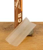Ein einzelnes ungebleichtes OCB Virgin Rolling Paper King Size Slim vor der Verpackung mit „+ Filters“-Aufdruck
