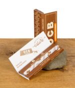 Geöffnete OCB Virgin Papers Regular Size Packung mit sichtbarem Blatt, Innendesign „Inspired by Nature“ und Produktinfos