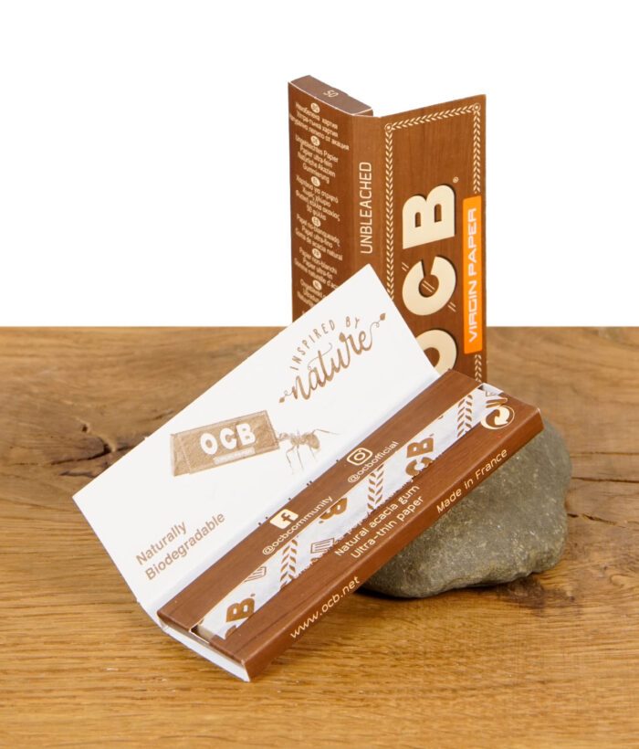 Geöffnete OCB Virgin Papers Regular Size Packung mit sichtbarem Blatt, Innendesign „Inspired by Nature“ und Produktinfos