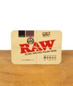 RAW magnetisches Cover für Rolling Tray Mini mit typischem Design im Kraftpapier-Look – Vorderseite auf Holztisch