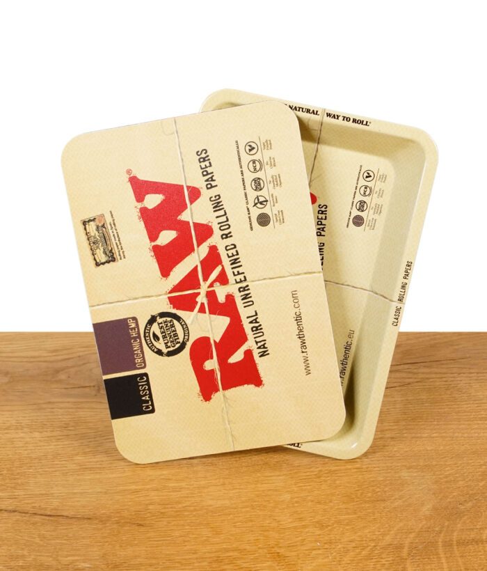 RAW Rolling Tray Mini mit aufgelegtem magnetischen Deckel im klassischen RAW-Design – Tray leicht geöffnet dargestellt