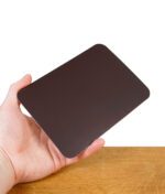 Rückseite des RAW Magnetcovers für Rolling Tray Mini in der Hand gezeigt – glatte schwarze Metallfläche