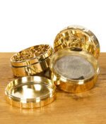 RAW Ethereal Grinder in Einzelteilen: Deckel, Mahlkammer, Sieb und Boden auf Holztisch ausgebreitet