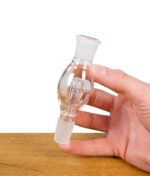 Hand hält den Black Leaf Flow Aktivkohleadapter mit NS14/NS19 Schliff aus klarem Glas
