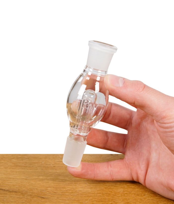 Hand hält den Black Leaf Flow Aktivkohleadapter mit NS14/NS19 Schliff aus klarem Glas