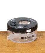 Smokus Focus Vorratsglas mit schwarzem Deckel, Lupe und Sicherungsverschluss auf Holzfläche