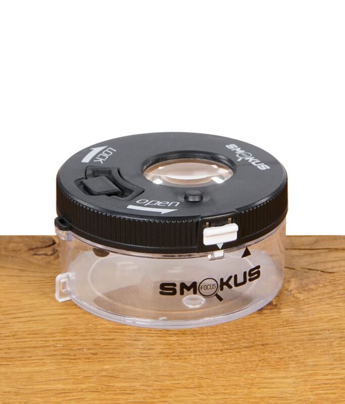 Smokus Focus Vorratsglas mit schwarzem Deckel, Lupe und Sicherungsverschluss auf Holzfläche