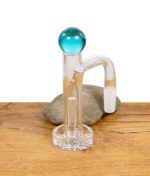 Aufgebauter Black Leaf High Tower Banger mit türkisblauer Glaskugel als Carb Cap und Pillar.