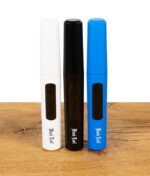 Drei Black Leaf Hot Knife LED mit Thermometer in den Farben Weiß, Schwarz und Blau nebeneinander auf Holztisch
