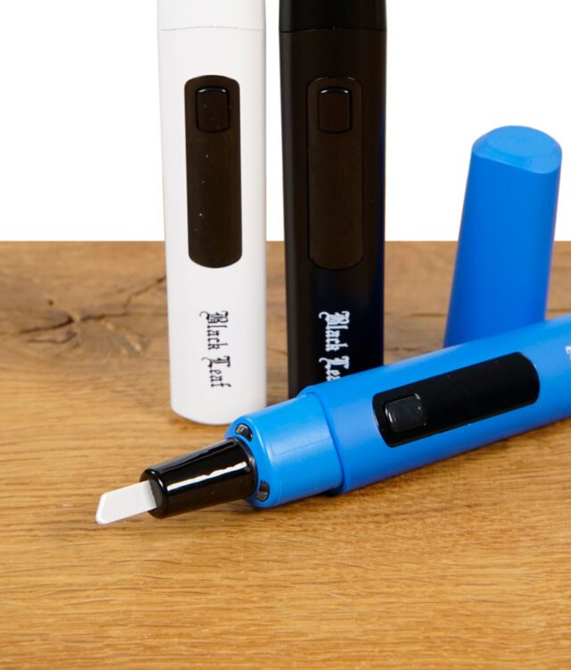 Blaues Black Leaf Hot Knife LED mit Thermometer geöffnet mit sichtbarer Keramikspitze, daneben schwarze und weiße Varianten