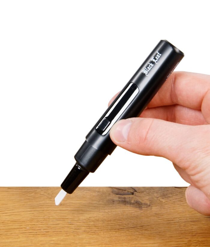 Schwarzes Black Leaf Hot Knife LED mit Thermometer in der Hand, Einsatzbereit mit entfernter Schutzkappe