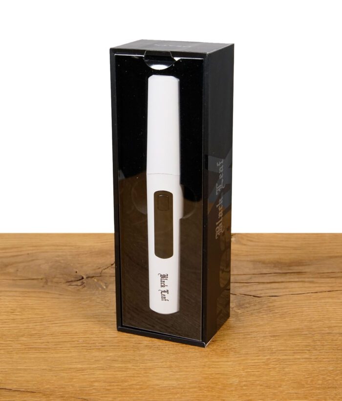 Black Leaf Hot Knife LED mit Thermometer in Weiß in Originalverpackung mit Sichtfenster auf Holzuntergrund