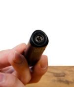 Nahaufnahme des Temperaturfühlers an der Unterseite des Black Leaf Hot Knife LED mit Thermometer in schwarzer Ausführung