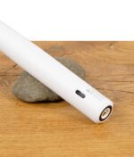 Detailansicht vom Ladeanschluss und Temperaturfühlers des Black Leaf Hot Knife LED mit Thermometer in Weiß auf Holztisch mit Stein