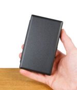 Kompakte BLscale Feinwaage schwarz geschlossen in Hand gehalten, ideal für unterwegs