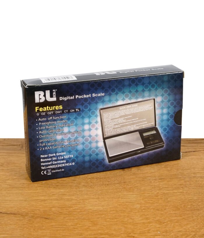 Verpackung der BLscale Feinwaage schwarz mit Produktbild, Funktionen und Herstellerangaben auf Holztisch