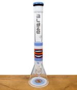 Frontalansicht der Blaze Beakerbong 7mm mit Farbverlauf und Logo-Schriftzug auf dem Zylinder