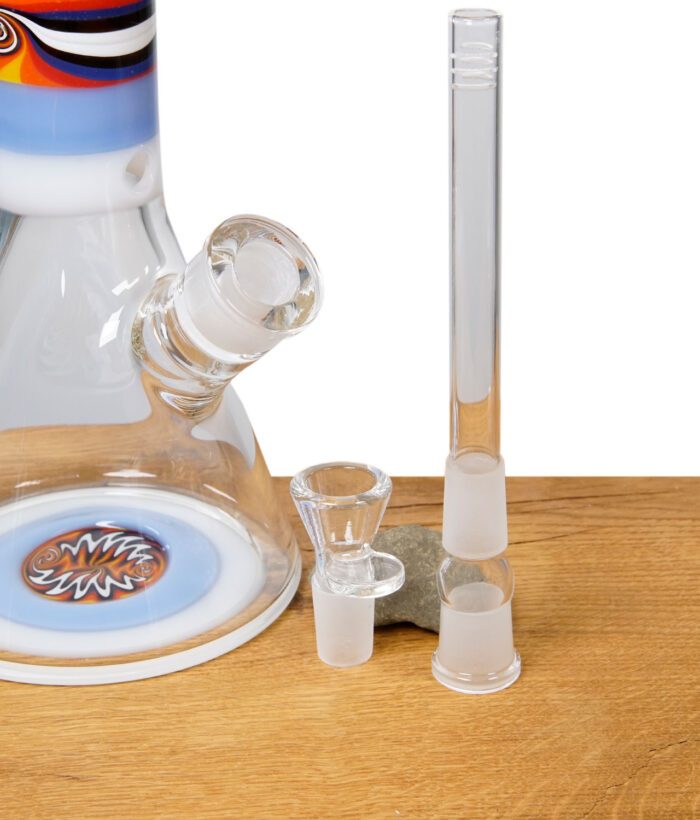 Lieferumfang der Blaze Beakerbong 7mm mit Farbverlauf inklusive Chillum und Glaskopf auf Holztisch