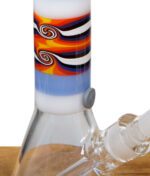 Detailansicht der Blaze Beakerbong 7mm mit Farbverlauf und kunstvoller Wig Wag Farbsection in Orange, Schwarz und Weiß