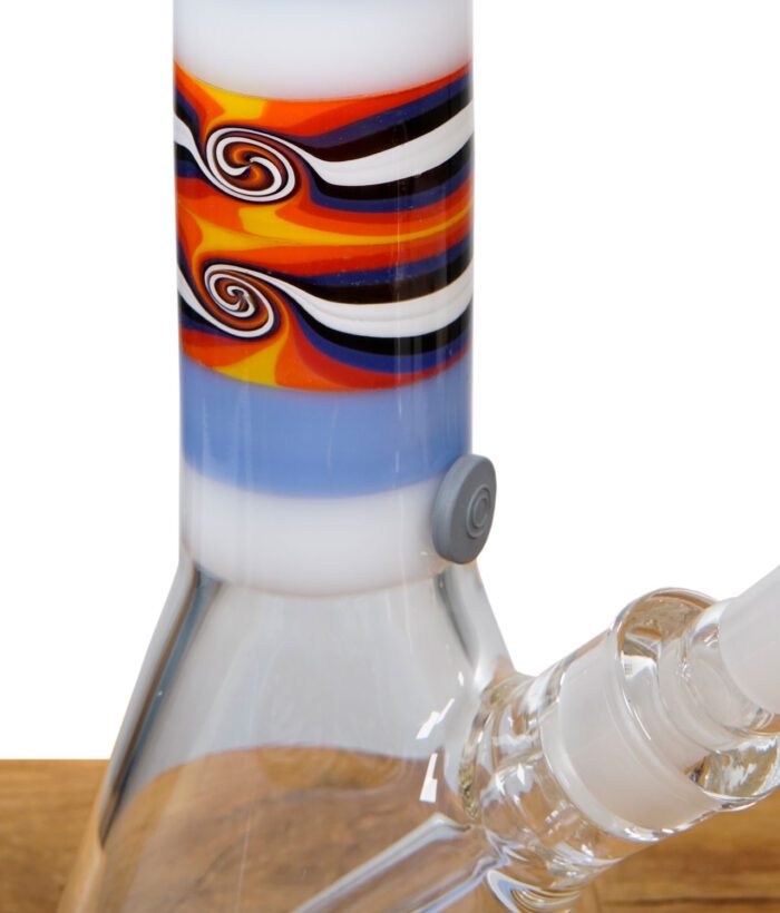 Detailansicht der Blaze Beakerbong 7mm mit Farbverlauf und kunstvoller Wig Wag Farbsection in Orange, Schwarz und Weiß