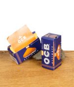 Geöffnete Verpackung der OCB Ultimate Rolls Slim auf Holztisch