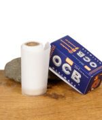 Weiße Papierrolle der OCB Ultimate Rolls Slim neben der Verpackung