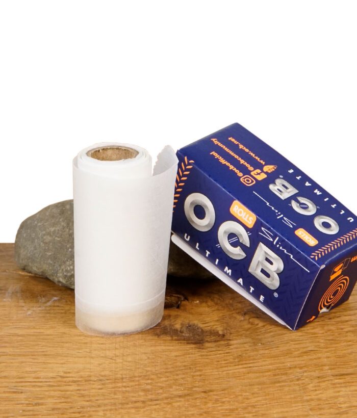 Weiße Papierrolle der OCB Ultimate Rolls Slim neben der Verpackung