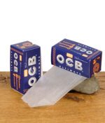 Zwei OCB Ultimate Rolls Slim Boxen, eine mit abgerolltem Paper