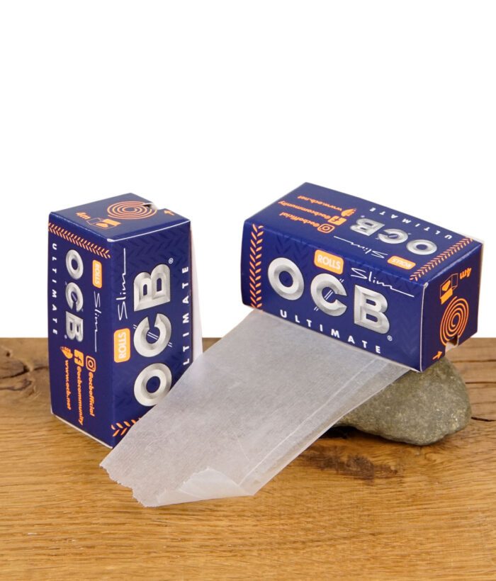 Zwei OCB Ultimate Rolls Slim Boxen, eine mit abgerolltem Paper