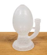Frosted Egg Dab Rig aus Glas mit Ornamentgravur auf Holztisch