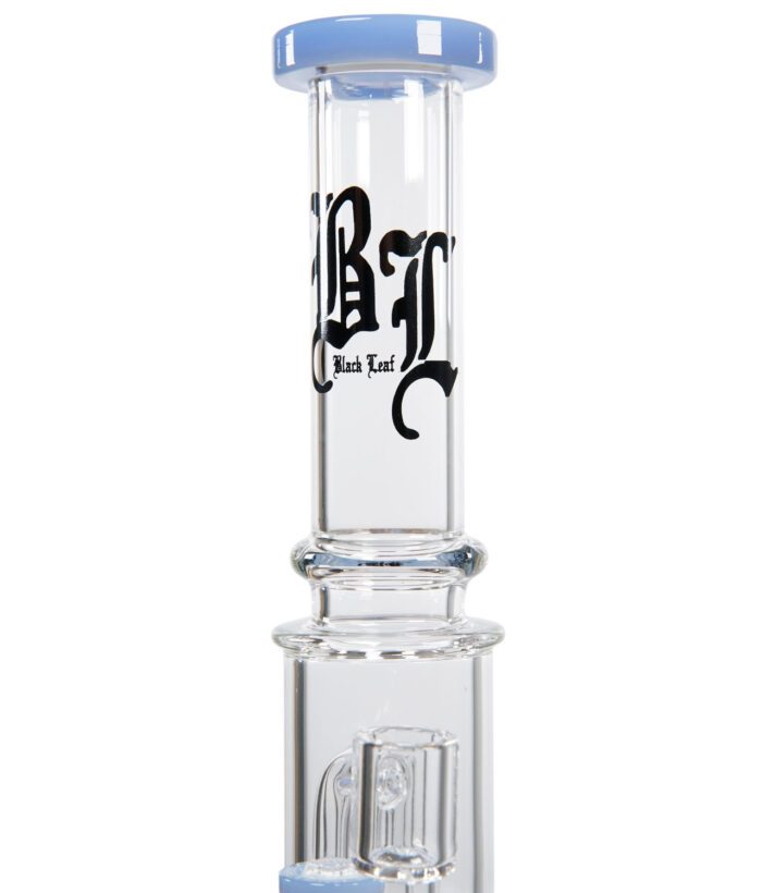 Nahaufnahme des Logos der Black Leaf Glasbong mit Perkolator