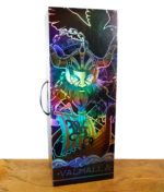 Hochwertige Verpackung der Black Leaf Kofferbong Valhalla mit Wikinger-Motiv und holografischem Effekt