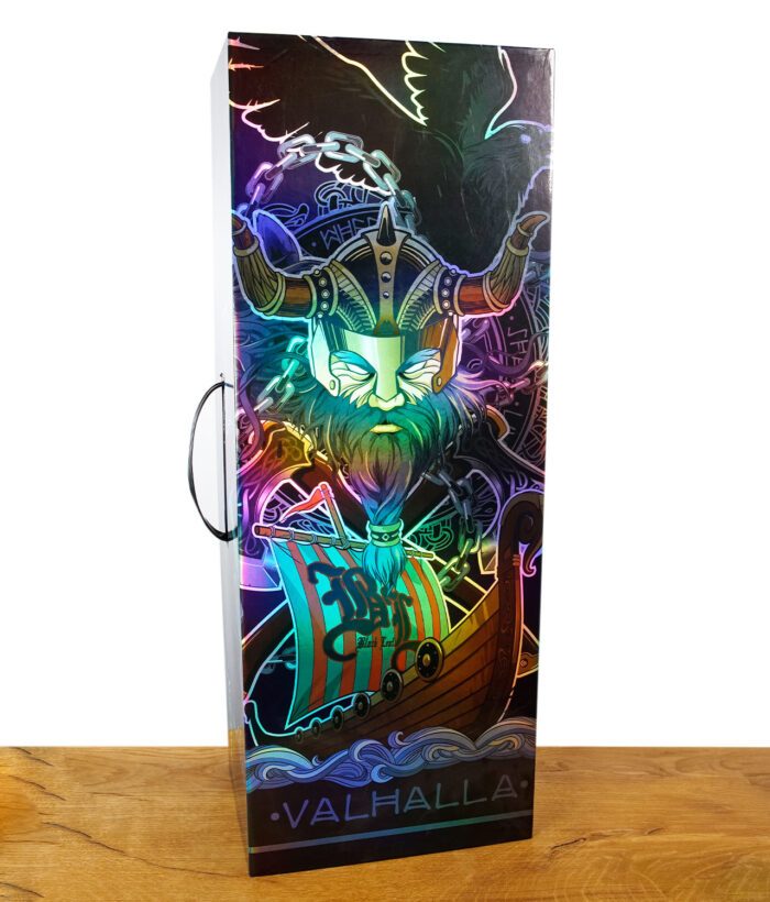 Hochwertige Verpackung der Black Leaf Kofferbong Valhalla mit Wikinger-Motiv und holografischem Effekt