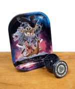 Valhalla Rolling Tray und passender Grinder im Wikinger-Stil als Zubehörset zur Black Leaf Kofferbong