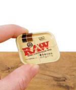 raw-tiny-tray-anstecker-2.jpg