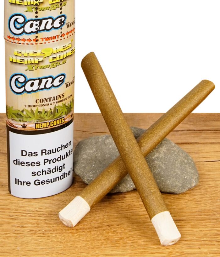 Zwei vorgerollte Cyclones Hemp Cones Cane mit Holzfilter neben der Verpackung auf Holztisch