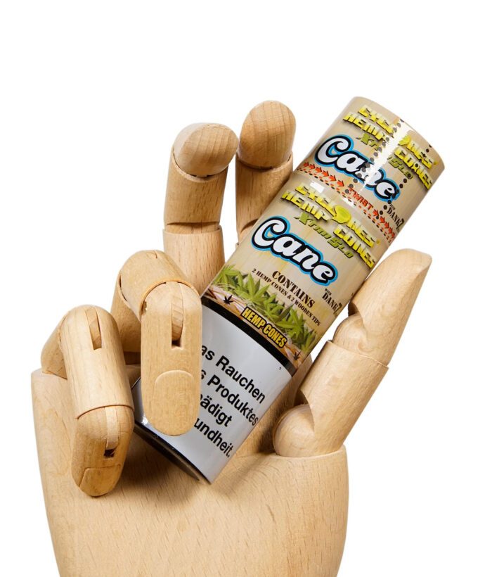 Dose der Cyclones Hemp Cones Cane aus Hanf im natürlichen Design, gehalten von einer Holzhand