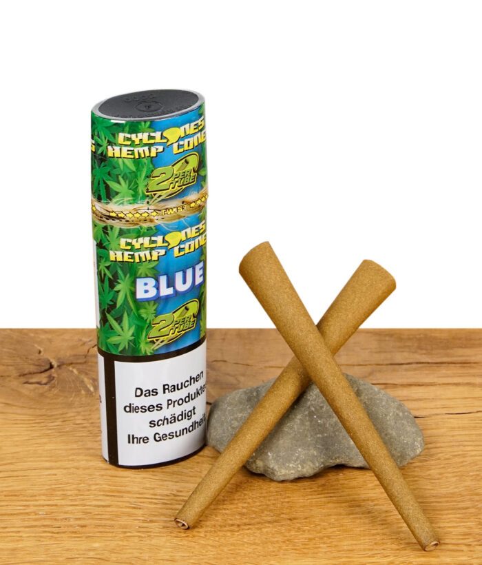 Zwei Cyclones Hemp Blunts Blue vor der geöffneten Verpackung mit Health-Warning auf Holztisch